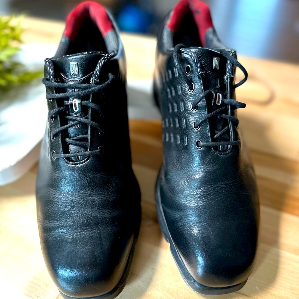 Tiger Woods Nike lace up golf shoes - Picture 3 of 6